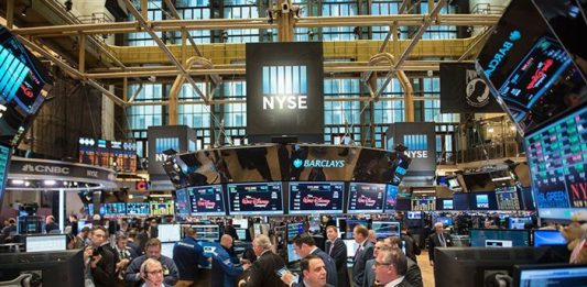 Chứng khoán Mỹ lao dốc vì tín hiệu lãi suất, dầu thô tăng không ngừng