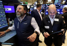 Chứng khoán Mỹ giảm điểm vì lợi suất trái phiếu tăng, giá dầu sụt 2%