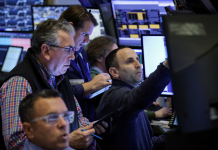 S&P 500 giảm 3 phiên liên tiếp, giá dầu xuống đáy gần 5 năm